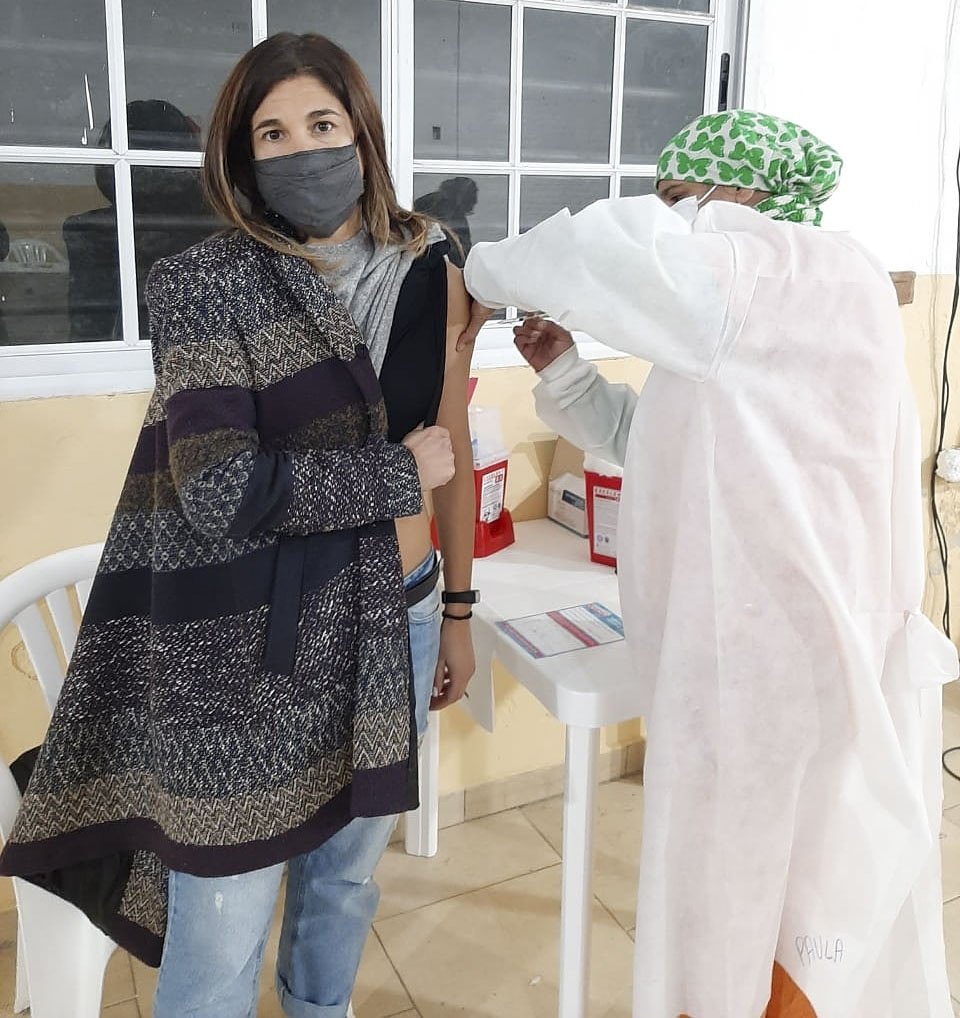 abuelasdifusion's tweet photo. 📢Lanzamos campaña: Si te estás vacunando en estos días, y naciste entre 1975 y 1980, podés ser uno de los nietos o nietas que buscamos. 
Si tenés dudas, comunicate con #Abuelas https://t.co/B0FiXVBNCt
#UnaDosisDeIdentidad https://t.co/PwKuwoed77 https://t.co/Xc98ajdyf3