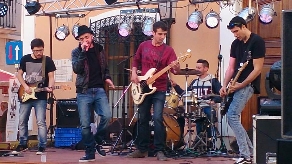 🔥Malonda se formó en el 2015, y seguimos al pie del cañon 6 años despúes! 🔥
Aquí os dejamos una de nuestras primeras fotos en concierto! Y tú? Estabas?
👉 Hacednos llegar las fotos y videos que tengáis de conciertos pasados a nuestro correo!
 ♦️ malondabanda@gmail.com ♦️