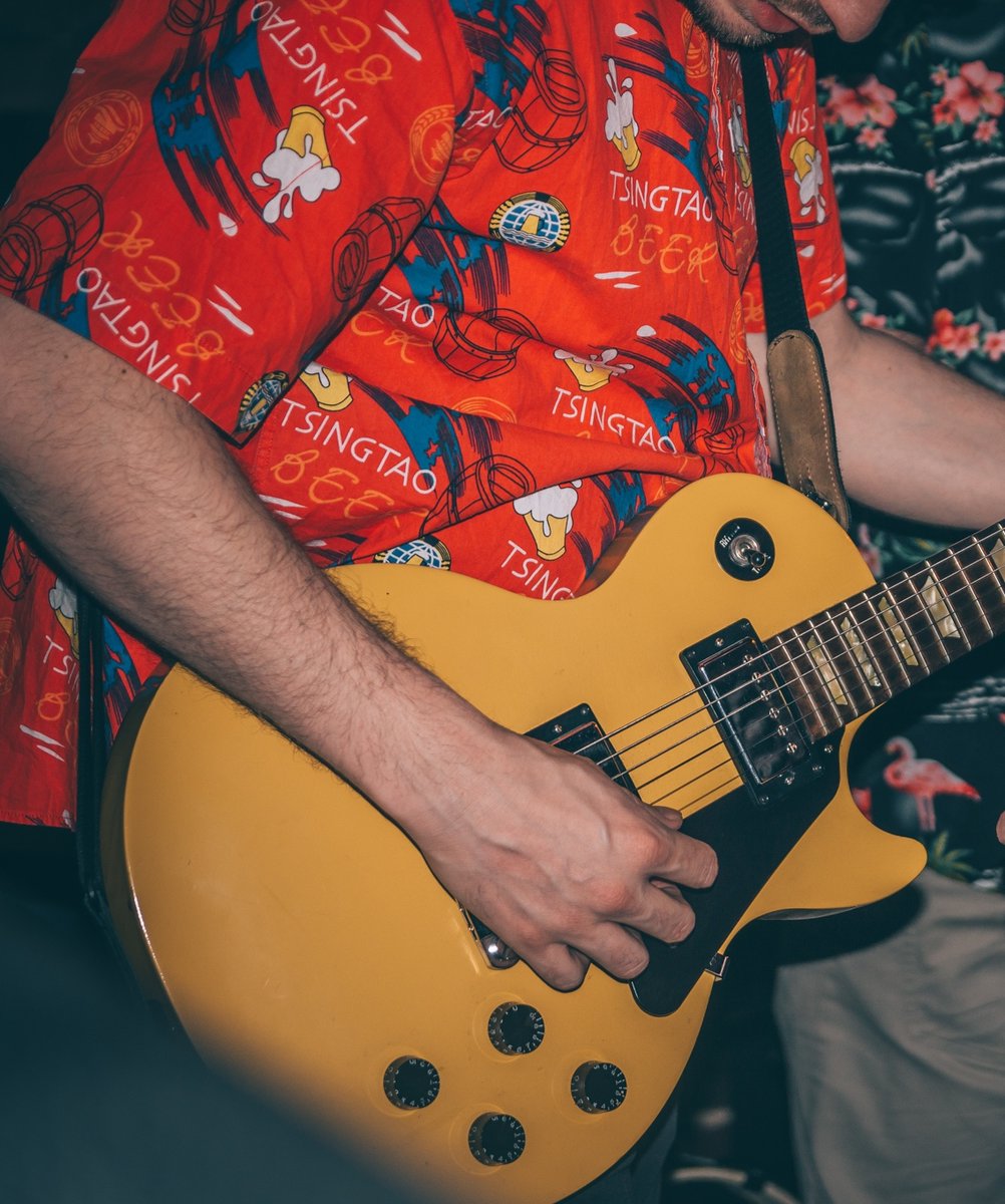 JohnnyRandale's tweet photo. Friday! What you going to to do this weekend?

.

.

.

#friday #popunk #beer #party #sum41 #gibson #live #punkrock #guitar #weekend https://t.co/FlcYKUrpnb