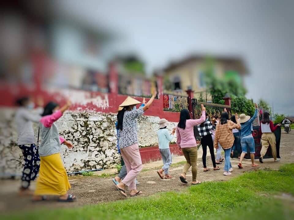HninEaindrayK's tweet photo. A group of young people in Mogok went on a guerrilla strike today defying military rules, vowing that they will continue to fight the terrorist regime till the end. #WhatsHappeningInMyanmar #June25Coup #MilkTeaAlliance https://t.co/w87CQFvYce