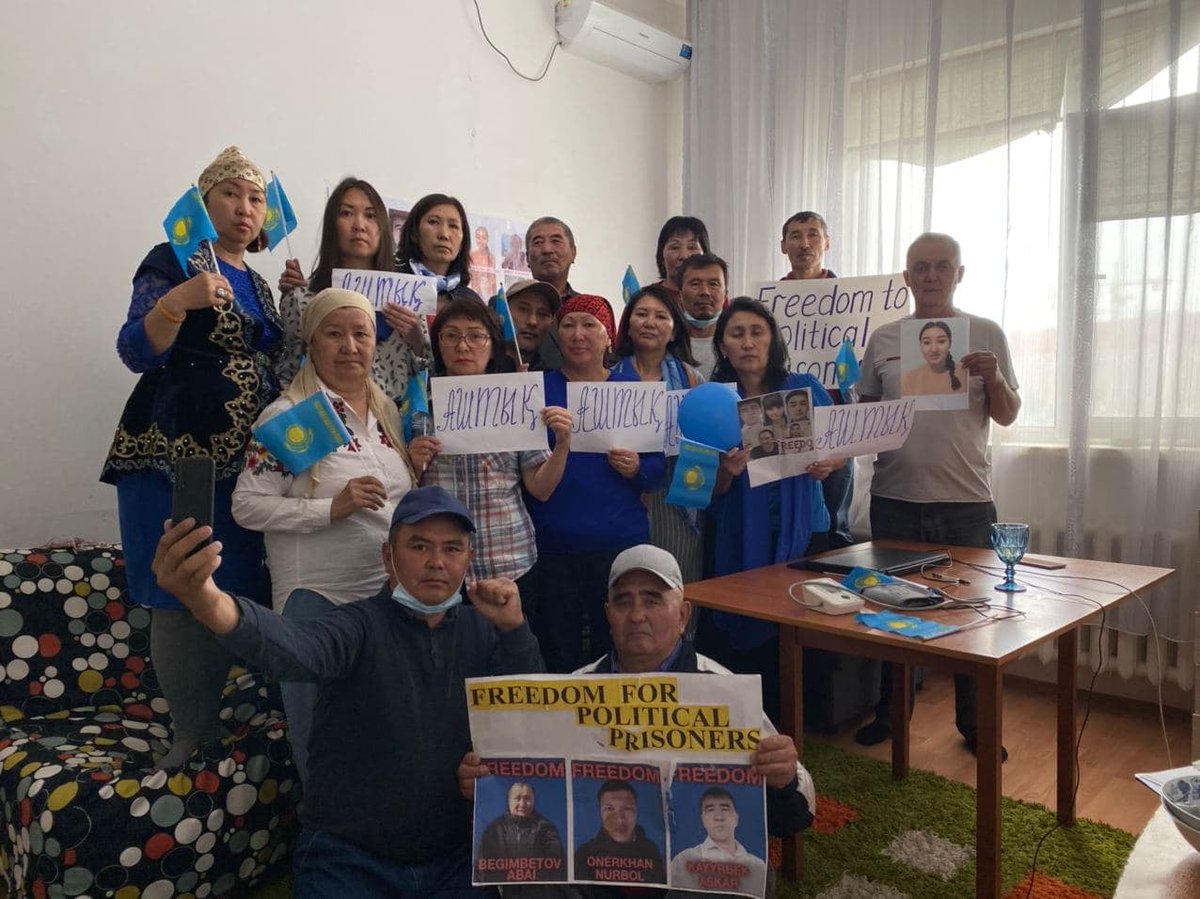 Aidosabdraman's tweet photo. 1/2
24 June 2021 

Civil activists in #Astana demand freedom for political prisoners.

@joshuakucera @ymatusik @JulianRoepcke @rozathun
#PersonalSanctions for #Nazarbayev &amp; #Massimov #ActivistsNotExtremists #PACE #euinkz #OSCE #epca #Kazakhstan #HumanRights #eu4CentralAsia #MEPs https://t.co/iEyOalOgAS