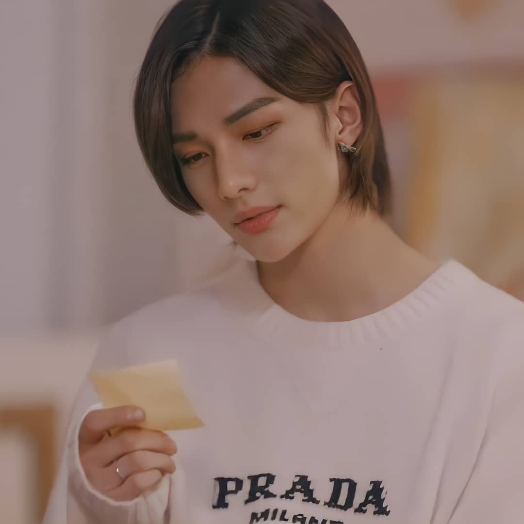 LeeJenn26894498's tweet photo. We already missed him, it's good to have him back 💕
#Hyunjin https://t.co/PGRqP8iRrL