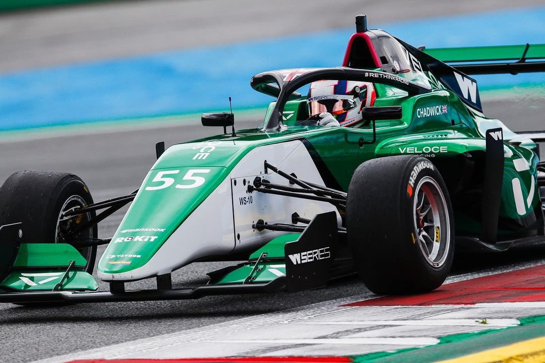 JamieChadwick's tweet photo. Gave it my best but sadly a cracked carbon pipe put us 8th in qualifying 🙃 Hopefully we can sort and fight through tomorrow 👊🏻 On a positive note, how 🔥 does the @Veloce_Racing car look? 😍 https://t.co/zrnTpJssdF