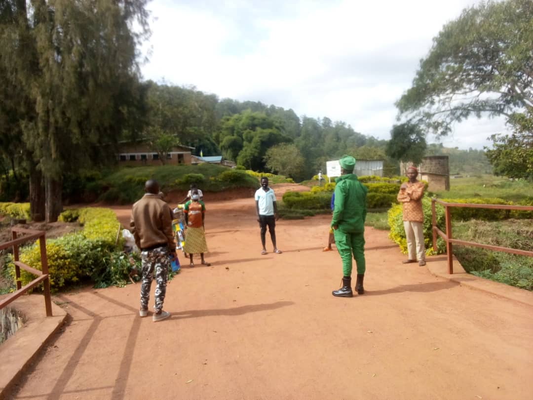 GisagaraDistr's tweet photo. Mu rwego rwo kubahiriza amabwiriza yo kwirinda ikwirakwira ry'icyorezo #COVID19 "GUMA @GisagaraDistr", hirya no hino ku mupaka w'Akarere n'utundi Turere amayira aragenzurwa ku bufatanye bw'inzego z'umutekano, inzego z'ibanze, youth volunteers n'abaturage.
@RwandaLocalGov https://t.co/dQNx8x2La5