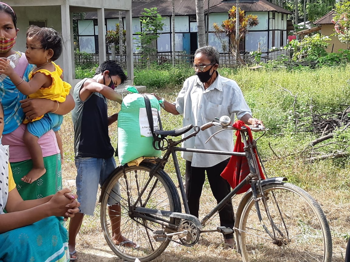 EFI_Tweets's tweet photo. EFI Covid relief in Assam. Because of you, these families will have enough to eat for the next 3 weeks. Thank you. Give to the relief program. #GiveHope #SuperSpreadHope https://t.co/TfS5ala4iS