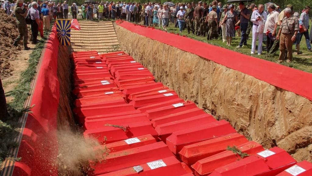 RussianPatrio17's tweet photo. At the #Rzhevsky memorial Cemetery of #Soviet soldiers, the burial of 1,132 soldiers raised by search engines during the spring "#MemoryWatch" took place. https://t.co/Ly9L9UAxIR