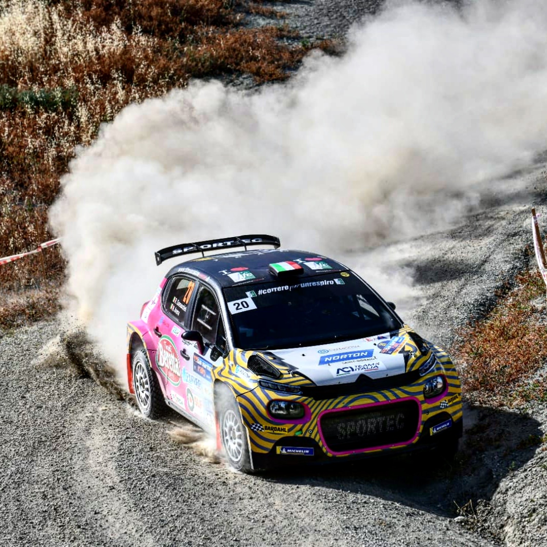 Rachele Somaschini torna alla sua gara d'esordio su terra 
📷 <a href="/rakellyna18/">Rachele Somaschini</a>  al #sanmarinorally in coppia con Nicola Arena 💪🏻👏🏻