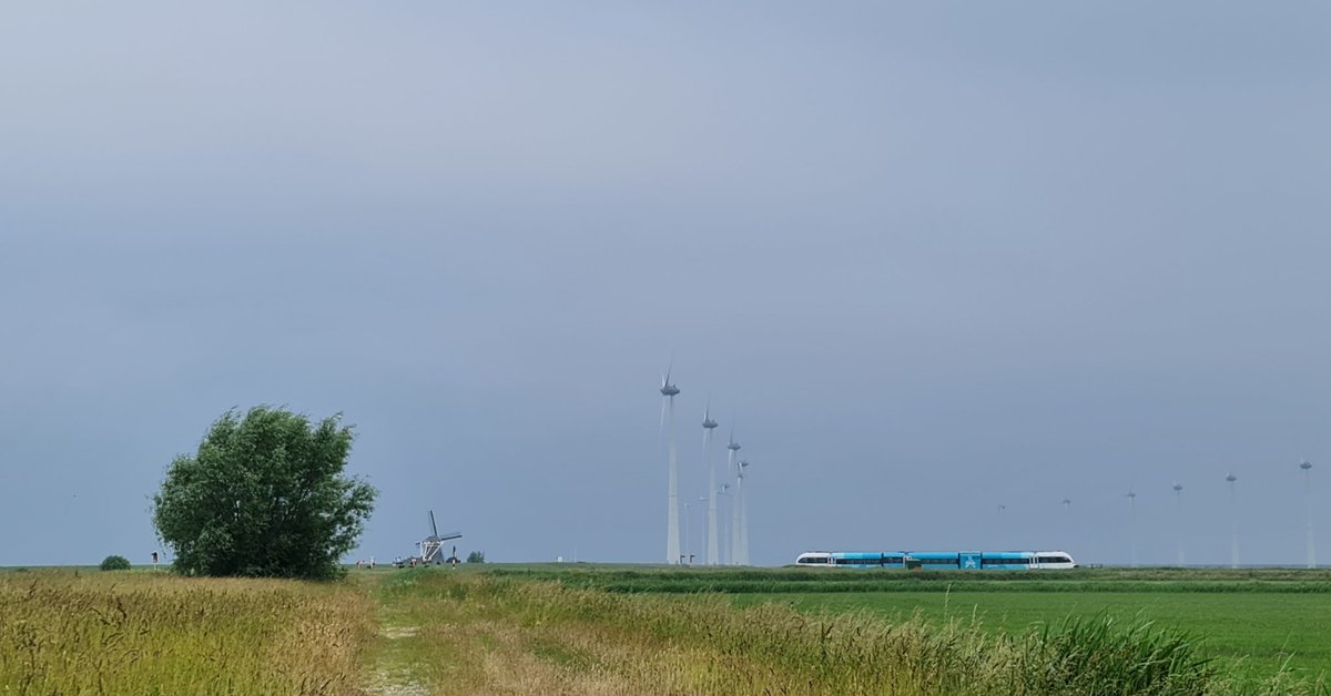 Deze weerfoto maakte ik zojuist in de Eemshaven.  De kleur van de arrivatrein, welke even daarvoor van station Eemshaven bij de Borkumkade vertrok,  matcht mooi bij de kleuren van de avondlucht.
#arriva #eemshaven <a href="/HetHogeland/">Gemeente Het Hogeland</a> #weerfoto #wandeling #rtvnoord