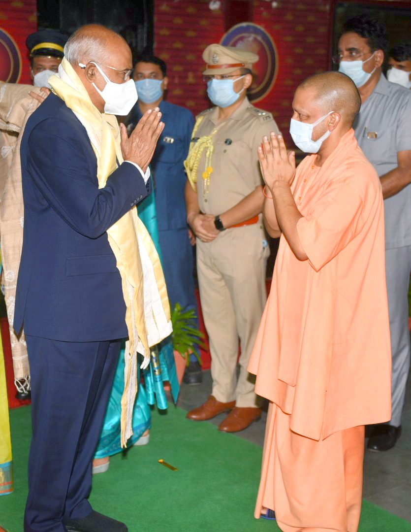 मा. राष्ट्रपति श्री राम नाथ कोविंद जी का आज कानपुर सेंट्रल स्टेशन पर राज्यपाल श्रीमती <a href="/anandibenpatel/">Anandiben Patel</a> जी व #UPCM श्री <a href="/myogiadityanath/">Yogi Adityanath</a> जी ने प्रदेश आगमन पर स्वागत किया।