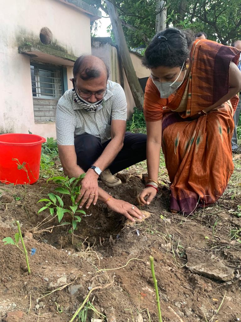 SMEOdisha's tweet photo. Shri Satyabrata Sahu, Principal Secretary, S&amp; ME Department visited Ravenshaw Collegiate School, Cuttack today to lead the Green School Drive and discussed with its Alumni in virtual mode on  pedagogical transformation and infrastructural development in near future.
@CMO_Odisha https://t.co/Na26bo77pG