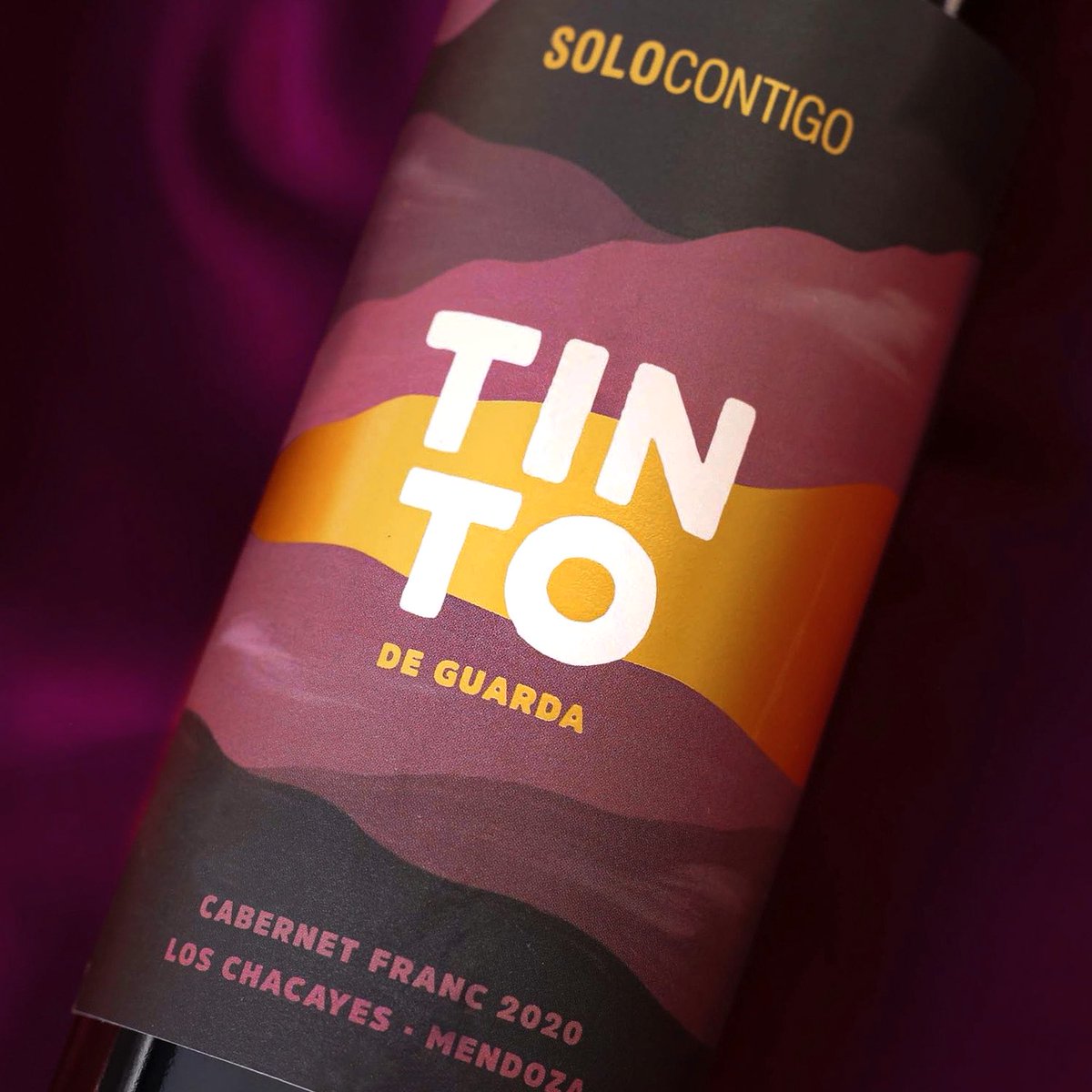Les presentamos nuestro #NUEVO TINTO de Guarda Cabernet Franc 🍇👏🏻. Equilibrado y elegante, presenta un color rojo rubí intenso y notas a frutos rojos, higos maduros y pimientos asados. Además,  cuenta con paso por barricas de roble. Un fiel exponente de Los Chacayes.👏🏼👏🏼