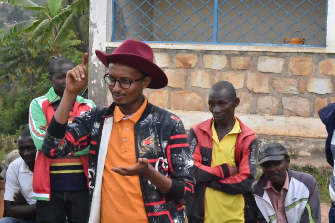 ANACOOP_BURUNDI's tweet photo. 2/4 Urunani rw'amakoperative #COMABU, basanze rufise ibibazo vyo kubura amasoko y'imboga rugasaba kuyaronderegwa, kubura imbuto, ifumbire ya kijambere n'ibikoresho vya kijambere bifasha kuvomera imirima bafise. https://t.co/kjRO4oZTDS