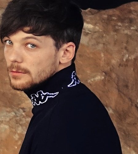calamityhes's tweet photo. Louis Tomlinson de gola alta, uma thread de apreciação: https://t.co/dnBbkMP0zA