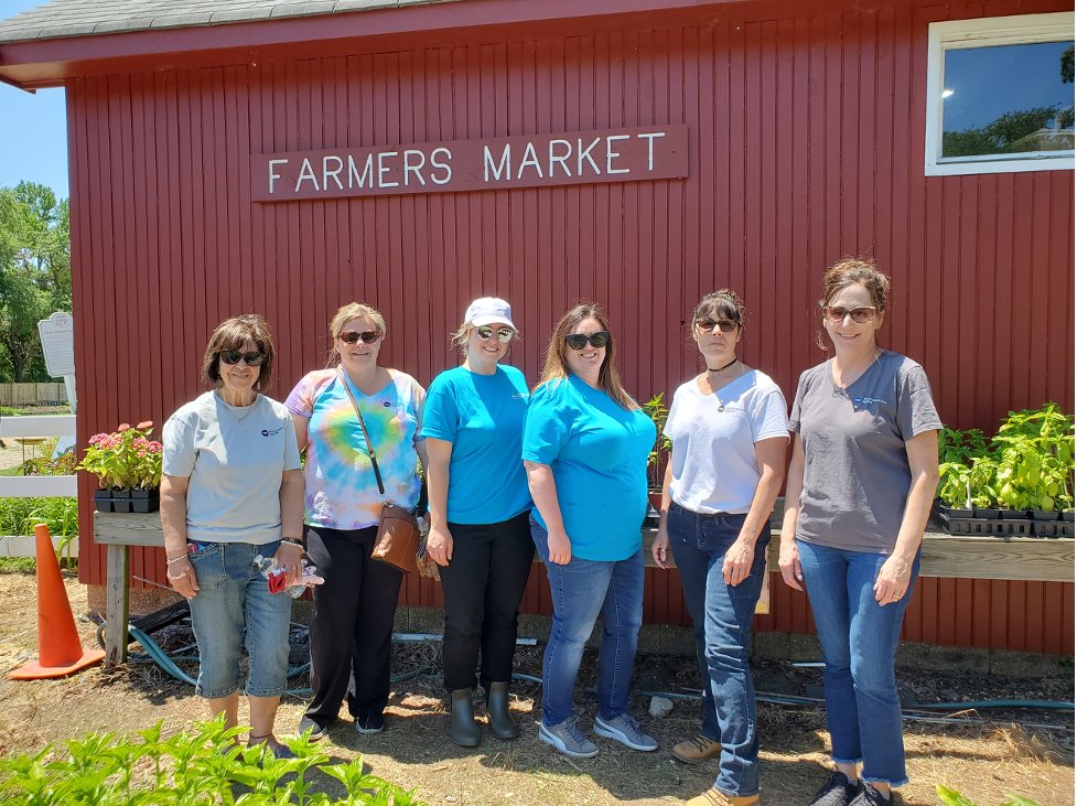 ManasquanBank's tweet photo. A big shout out to our #ManasquanBank team that went onsite to @AllaireCommFarm last week to volunteer at a #CREWCares event. We are grateful for your participation.
#LoveYourCommunity #LoveYourBank #MakeItManasquan https://t.co/t67uj1Cw56