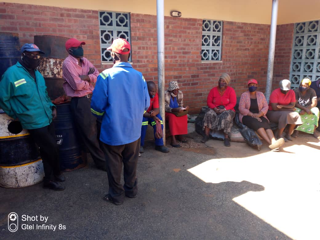 CCCZimbabwe's tweet photo. Today, MDC Alliance members in all provinces were conducting our monthly Tsvaira Zimbabwe/Thanyela iZimbabwe Clean Up campaign. The regime arrested a group in Mkoba for performing this basic civic duty. The criminalization of the MDCA must stop! https://t.co/6eiVT2gxg8