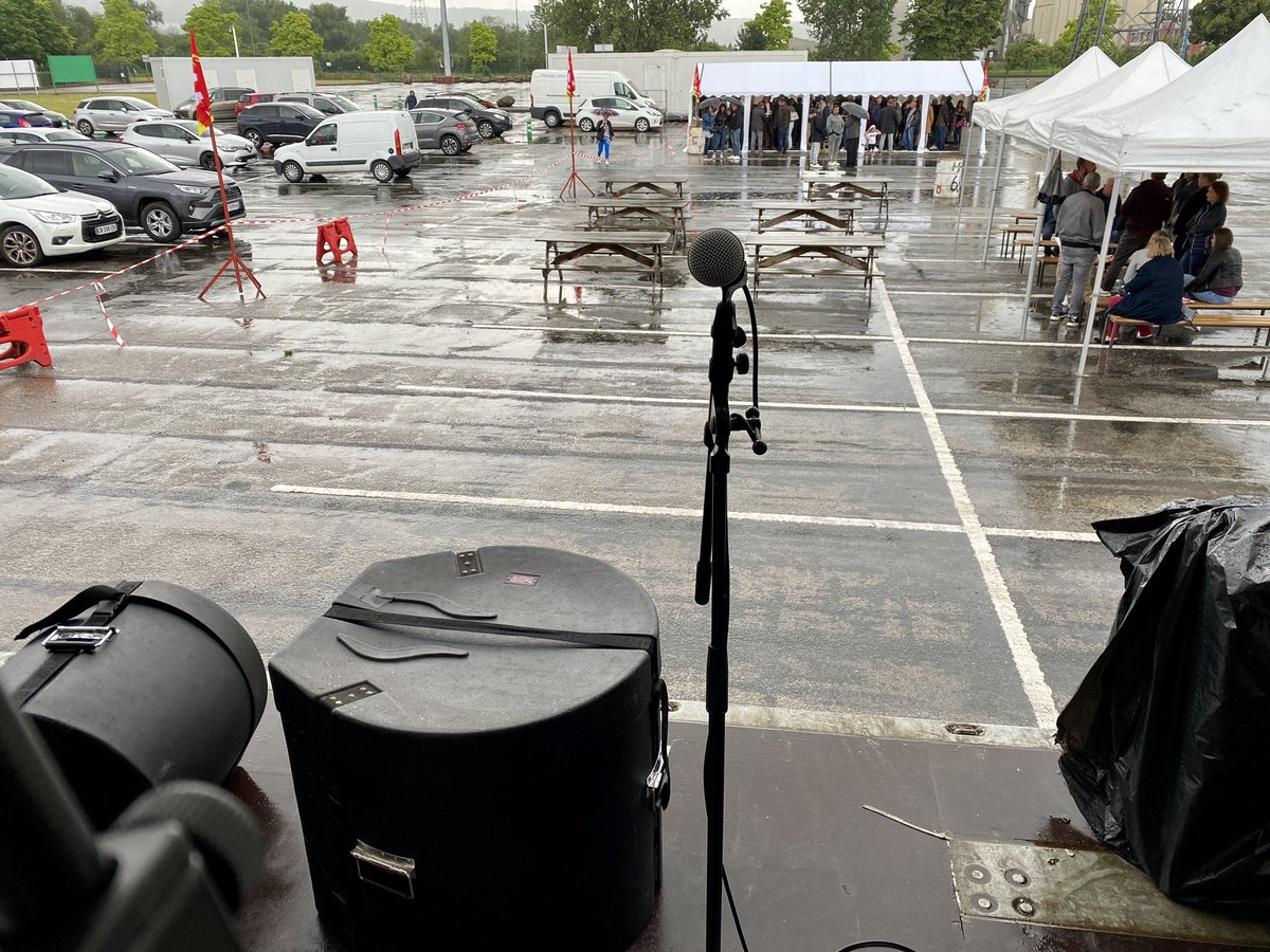 RedLezards's tweet photo. Ce soir, Red Lezards à La Chapelle Darblay… Ça r’flotte… Jouera, jouera pas?? https://t.co/z6j8R03j2Y