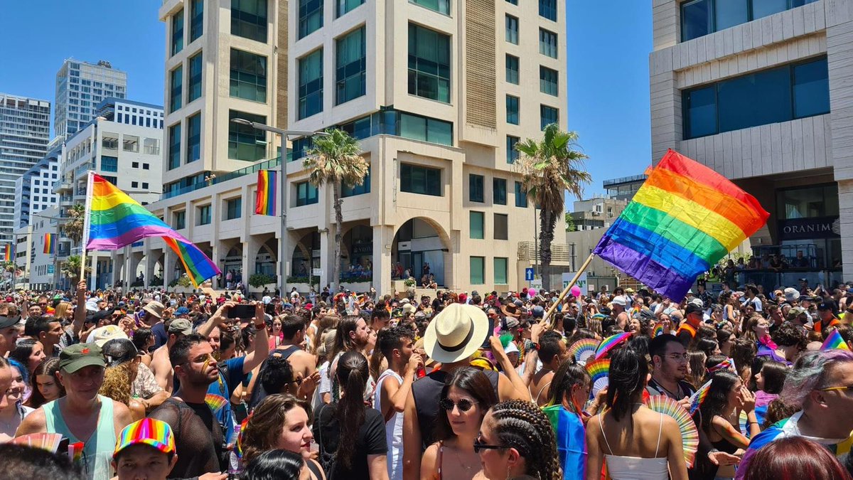 أكثر من 100 ألف شاركوا في مسيرة الفخر للمثليين في تل أبيب اليوم..
إسرائيل هي الدولة الوحيدة في الشرق…