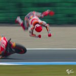 バイクのレースで事故、このスピードでクラッシュしても無傷!