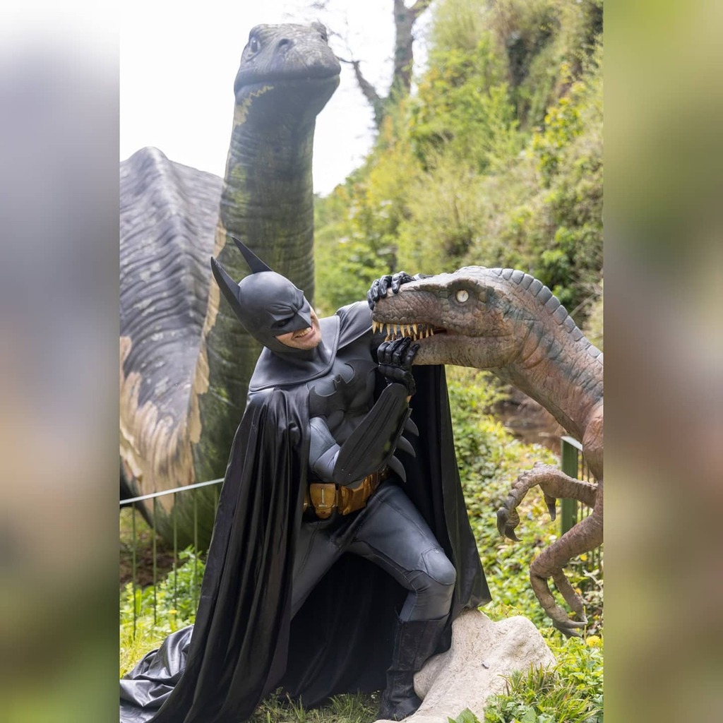 beast_awakens's tweet photo. So... #WhoWouldWin? 🤔 And what is Dippy in the background thinking? 🤔
😏😂
.
Batman : @beast_awakens
📸 by @shootingcosplayers
.
Suit by @superheroconcepts
Cowl by @hernandezefx
.
.
.
.
.
.
#ukcosplay #menofcosplay #dinosaurfight #dinofight #jurassi… https://t.co/ycJI3IerTh https://t.co/Y3TBWBr0e2