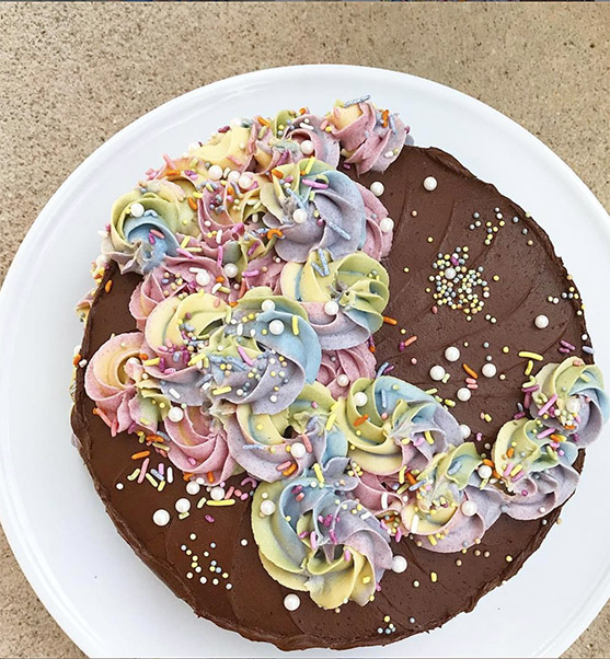 IndiaTree1's tweet image. @FreeRangeKaty creates a whimsical cake sprinkled with India Tree Nature's Colors Carnival Mix. What's your favorite cake creation? #plantbasedfood #noartificalflavors #indiatree #rainbowcake