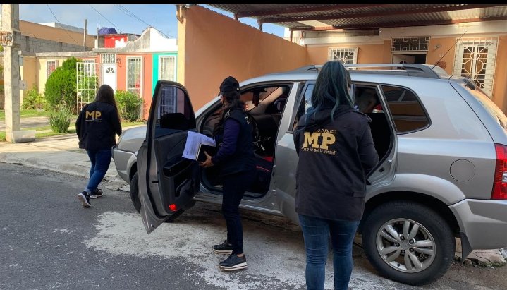 La Fiscalía de Delitos contra Periodistas del @MPguatemala realiza 4 allanamientos en la zona 15, San José Pínula y zona 5 de Villa Nueva, Guatemala, como seguimiento a la investigación de un caso bajo reserva judicial. De manera preliminar se reporta la captura de un hombre.