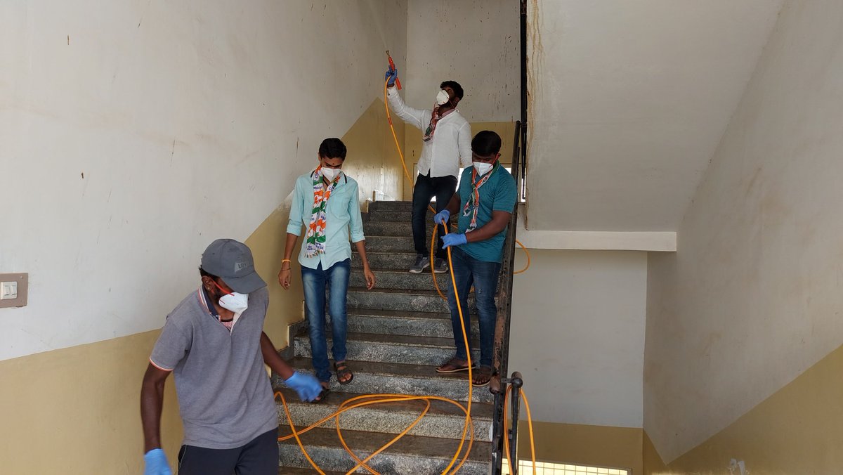 rajahulideepu11's tweet photo. Varthur Block #YouthCongress are committed to Spraying disinfectant in Class Room , office room, @ Govt Degree College near Varthur for safety of our future students . 🙏😊
#iyctoolkit #IYC #congresscares #DeepakRajaHuliVarthur @IYCKarnataka @IYC https://t.co/28NOYERYXi