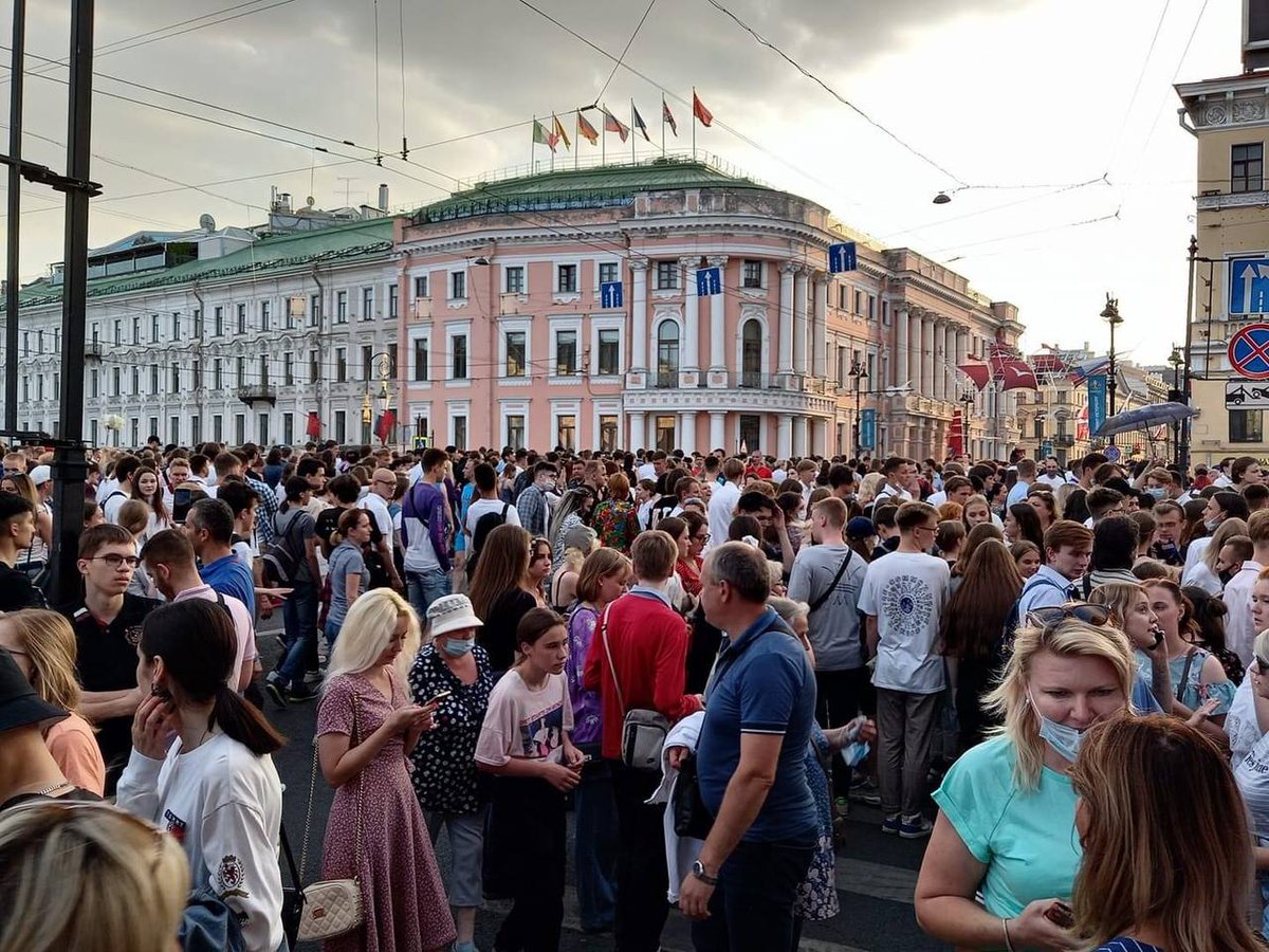 Утром много людей в центре Питера. Праздник в Питере сегодня. Мероприятие в центре Питера сегодня. Культурные события сегодня в Питере.