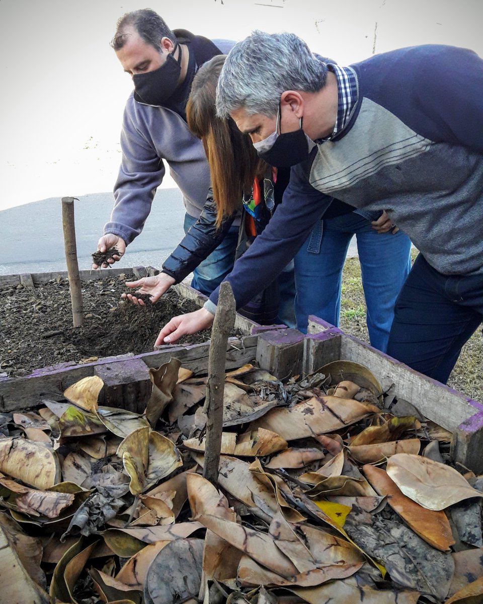 SusanaRueda's tweet image. Junto al diputado @EstebanLenci, visitamos la #Compostera Comunitaria de barrio Larrea 🌎♻️ 

Una experiencia hermosa que desarrollan vecinos y vecinas a pocas cuadras del @CMDNoroeste, cerquita de Eva Perón y Provincias Unidas