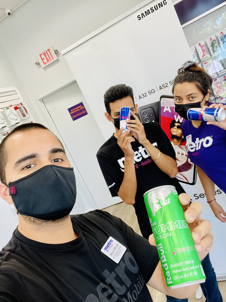 And Another one!!! We continue with these Promo Vibes ☀️ 🙌🎉#promoday #allin Give them Wings 🙌 @JamesLeeWC <a href="/gracewang22/">grace wang</a> <a href="/EdgarArsenal541/">Edgar Silva</a> <a href="/Maureen2828/">Maureen Lopez</a> <a href="/AllianceTel1/">AllianceTel</a> thank you for the Support in Oregon 🙏 #WeAreNW