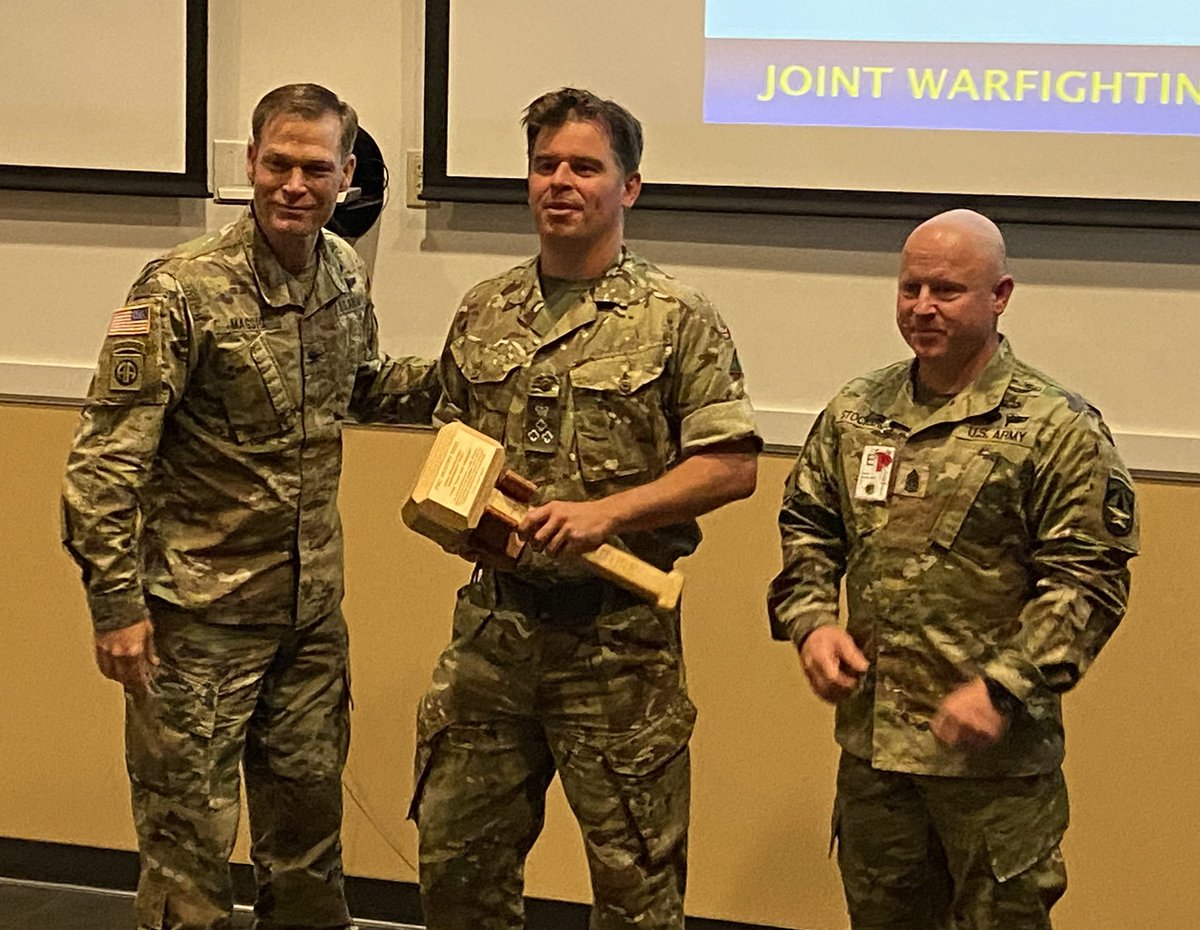 BritishArmyUSA's tweet image. Well done @1ArmdInf - knocked it out of the park under command of @4thInfDiv working #JWA21 under the watchful eye of @JMC_FortBliss Here the Bde Comd is chatting to @TedMartin1775 , LTG Mckean @armyfutures gives closing remarks as @JezMJBennett looks on. Great work. #sidebyside
