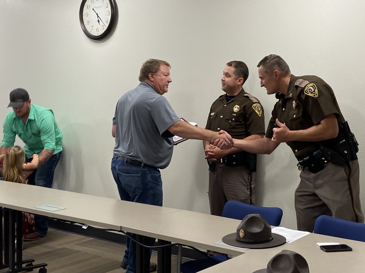 JPage367's tweet photo. Today, Trooper Jackson Loeffel and @Capt_Niewind awarded Spencer Mikesh and Scott Johnson the NDHP Colonels Award for Excellence and the NDPOA Life Savers award for saving Alan Peterson from a burning vehicle. Peterson was awarded the NDSC saved by the belt award.
#NDHP367 https://t.co/To4n7Z6odk