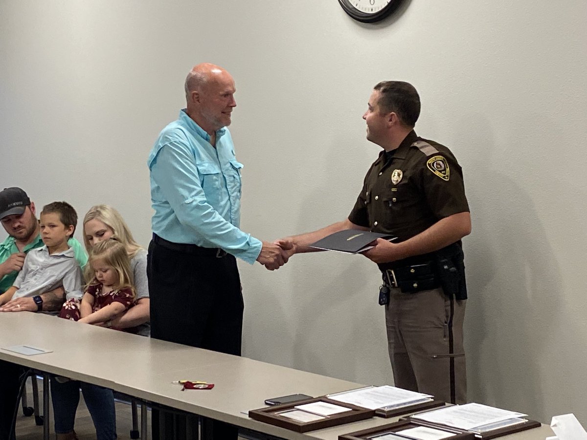JPage367's tweet photo. Today, Trooper Jackson Loeffel and @Capt_Niewind awarded Spencer Mikesh and Scott Johnson the NDHP Colonels Award for Excellence and the NDPOA Life Savers award for saving Alan Peterson from a burning vehicle. Peterson was awarded the NDSC saved by the belt award.
#NDHP367 https://t.co/To4n7Z6odk