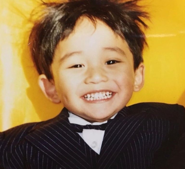 WaystreamVision's tweet photo. Sorriso e simpatia sempre foi o forte dele, não é mesmo? Mas.. Quem é nessa foto?
~Gaby
#BabyWayV #WayVStreamBrasil #WayV https://t.co/CaFKYNf9Fg