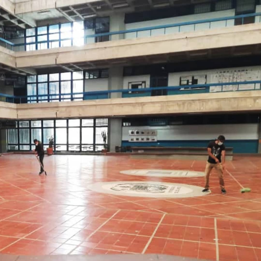 movimientoiu20's tweet photo. Hoy #25Jun nuestro equipo estuvo presente en la Facultad de @IngenieriaULA en una jornada de limpieza, adaptando nuestras instalaciones para la presentación de evaluaciones de manera presencial. Seguimos trabajando por nuestra universidad.

#GentedeTrabajo https://t.co/JeK5mfi9Vw