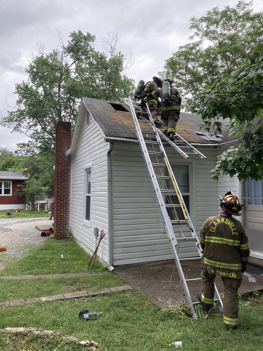 ClksFire's tweet image. Battalion 2: Stations 1, 3, 4, and Squad 1 doing training evolutions on a house that is slated for demolition off of Golf Club Ln.
#practicelikeyouplay #wetalkingaboutpractice