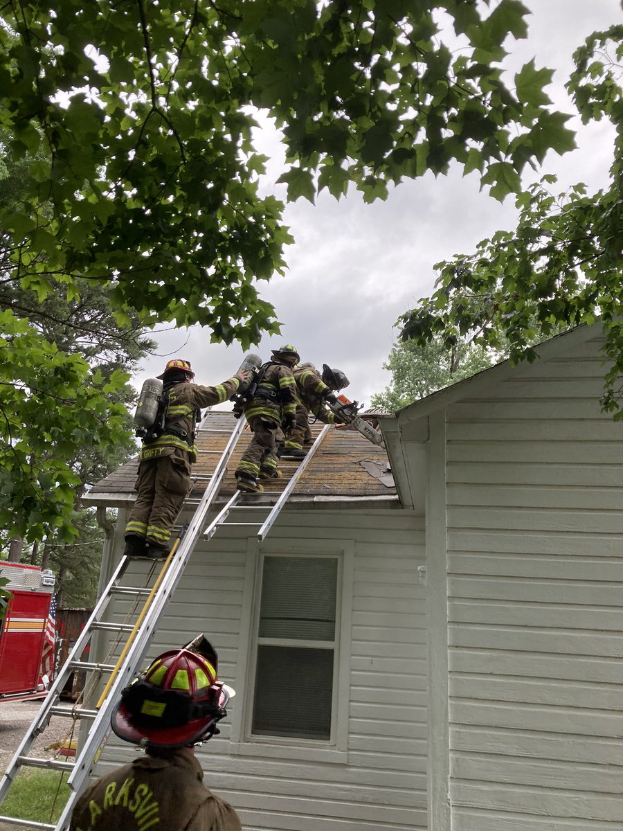 ClksFire's tweet image. Battalion 2: Stations 1, 3, 4, and Squad 1 doing training evolutions on a house that is slated for demolition off of Golf Club Ln.
#practicelikeyouplay #wetalkingaboutpractice