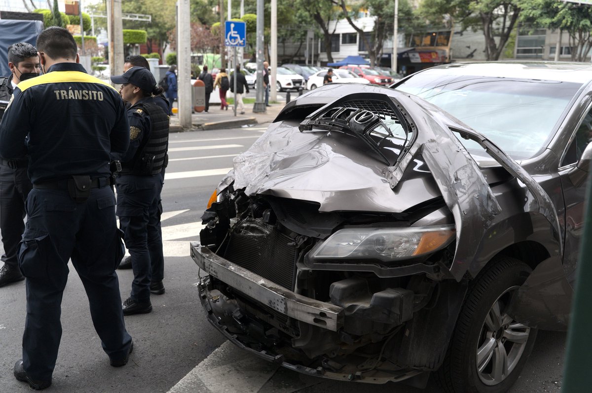 Choca patrulla de <a href="/SSC_CDMX/">SSC CDMX</a> contra coche particular volcando en Eje 7 Sur Félix Cuevas y Eje 2 Poniente Gabriel Mancera.

Servicios de emergencia atienden a los tripulantes de ambos vehículos.