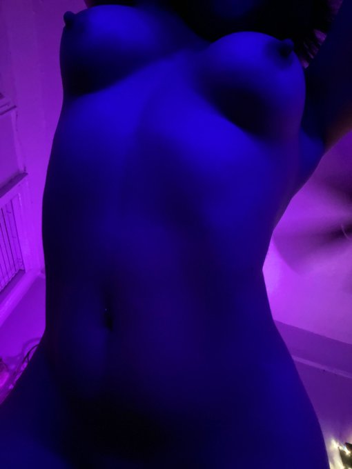 I&rsquo;m just saying&hellip;if @pornhub follows me, why don&rsquo;t you?🧐  😉 https://t.co/DBmBizJySs<a class="tags" href="/tag/pornhub">@pornhub</a>