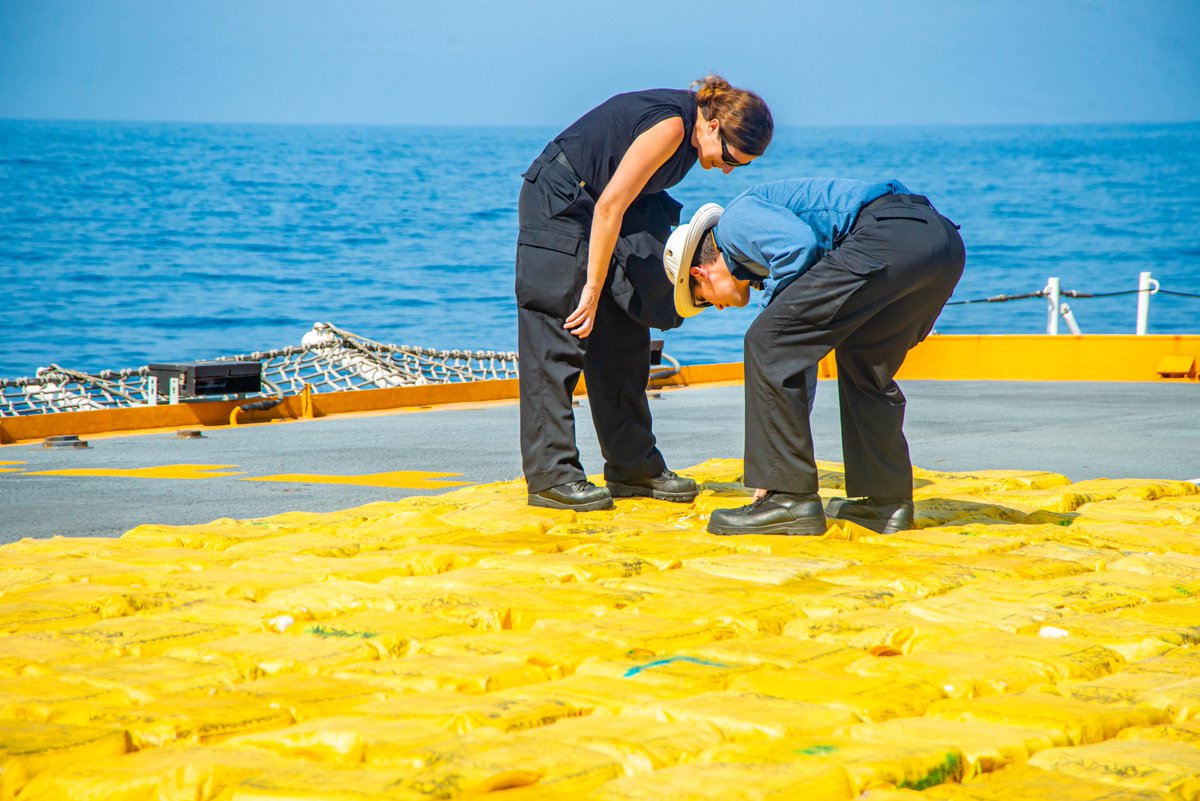 RoyalCanNavy's tweet image. #HMCSCalgary broke records on #OpARTEMIS. Their 17 successful counter-narcotics seizures were the most any single ship has made on any rotation in the history of the 34-Nation Combined Maritime Forces, &amp;amp; they set the record for the largest single heroin seizure in CMF history.