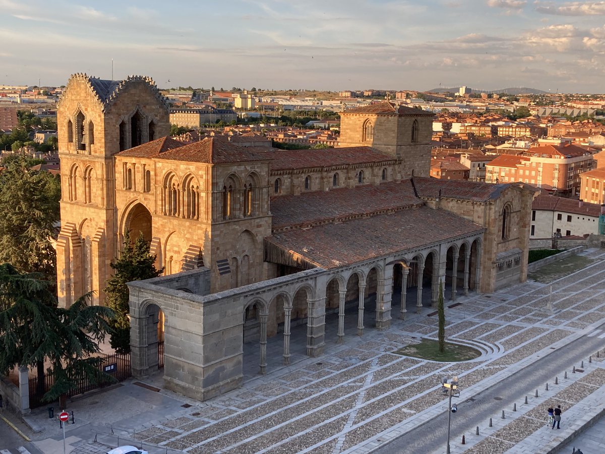 San Vicente de #Ávila desde la muralla. Una visita dentro del certamen #AvilaEnTapas. Se nota que estamos en una ciudad Patrimonio de la Humanidad.
#DAeT.