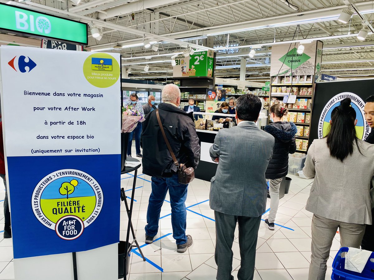Une éternité qu’un tel événement n’avait pas pu être envisageable ...
Ce soir, c’est sur le thème d’un Afterwork sur nos produits Filière Qualité Carrefour que nous avons réuni nos meilleurs clients autour d’une cheffe qui nous a préparé des recettes incroyables 🤩