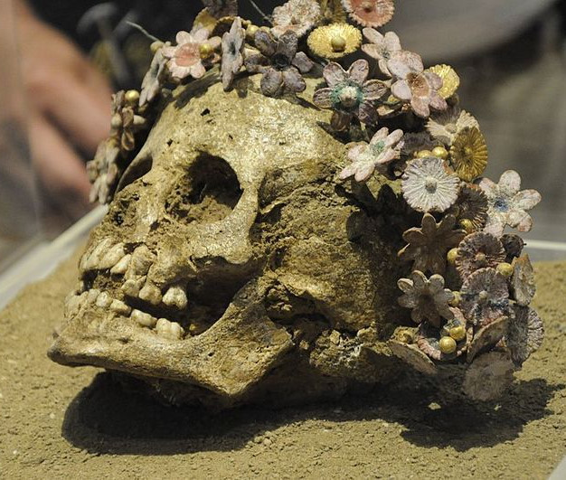 archaeologyart's tweet photo. Girl buried with a crown of ceramic flowers. Patras, c. 300-400 B.C.  Can be seen at the Museum of Patras, Greece.

Photo via unexplained-events / flickr. https://t.co/Mq6FGejExx