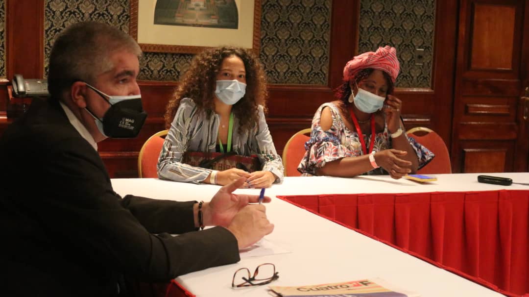 Cancilleria_ve's tweet photo. #EnFotos 📸 | Delegación de #Benin 🇧🇯 presente en el Congreso Bicentenario de los Pueblos, expresó su solidaridad con el pueblo y gobierno de Venezuela, frente a la agresión imperial, en encuentro con el Viceministro para África, @ypimentel2021.

#DeCaraboboHaciaAyacucho https://t.co/urBUBMCr4o