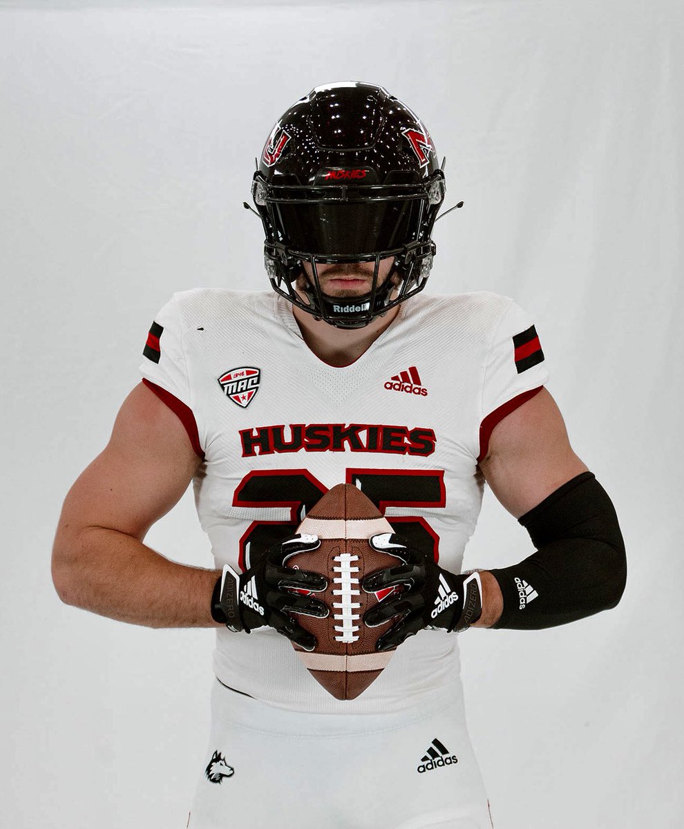 TheRatdog25's tweet photo. If they’re behind you, protect them. If they’re next to you, respect them. If they’re in front of you, run right through them. HUSKIES ALL 2021!#THEHARDWAY 
📸@__JNICE__ https://t.co/uMfE5GSzDQ