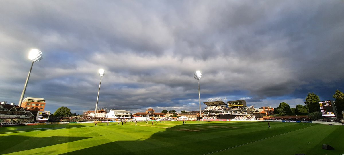 ljfb56's tweet image. Storm coming? #streaminstyle @SomersetCCC