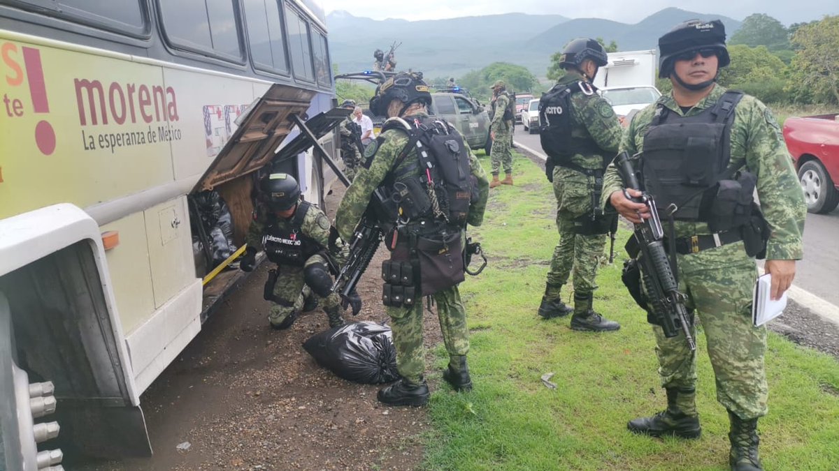 JoseAntonioLo06's tweet image. No soy mal pensado pero algo muy grave pasó aquí.

El Ejército edito la foto para borrar el logo de MORENA en el camión que detuvo con 280 kilogramos de la Droga Cristal con valor de más de 5 Millones de dólares. .

vía @Reforma