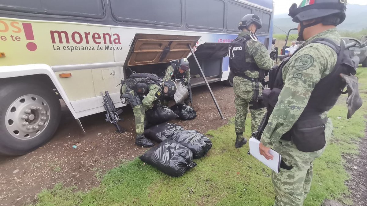 JoseAntonioLo06's tweet image. No soy mal pensado pero algo muy grave pasó aquí.

El Ejército edito la foto para borrar el logo de MORENA en el camión que detuvo con 280 kilogramos de la Droga Cristal con valor de más de 5 Millones de dólares. .

vía @Reforma