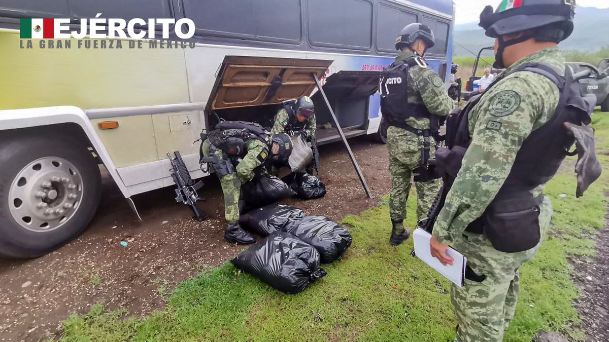 JoseAntonioLo06's tweet image. No soy mal pensado pero algo muy grave pasó aquí.

El Ejército edito la foto para borrar el logo de MORENA en el camión que detuvo con 280 kilogramos de la Droga Cristal con valor de más de 5 Millones de dólares. .

vía @Reforma