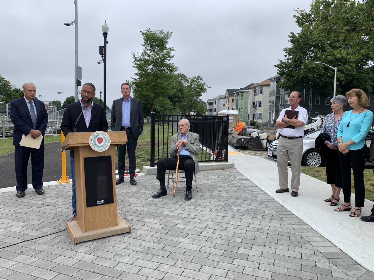 Worcester city officials re-dedicating the Crompton basketball courts to legend Bob Cousy today @telegramdotcom https://t.co/DByI7djrSi