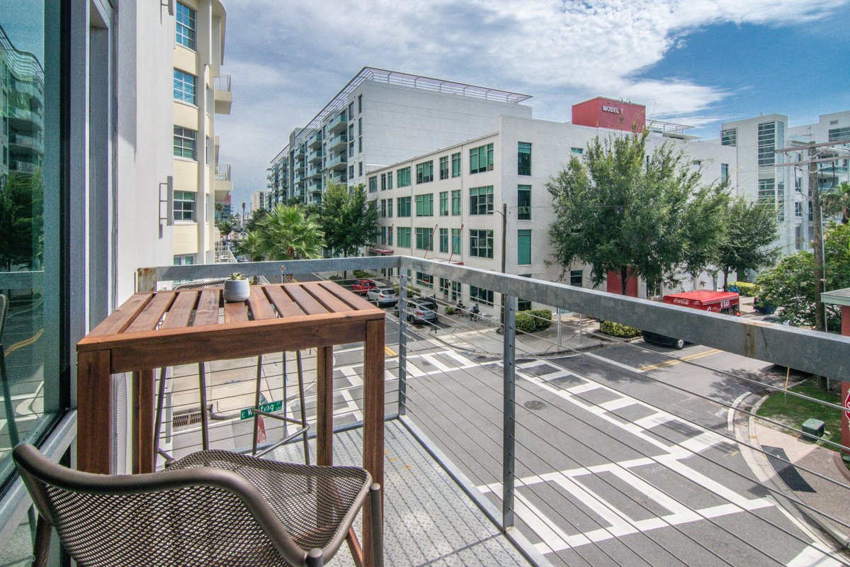 smith_associate's tweet photo. “True Loft Living” 🤩

This modern, boutique, corner, 2-story loft masterpiece is nestled in the heart of Channelside &amp; offers the finest of urban living! #SmithIsHome #SmithSells 

Presented by Nicholas Buchanan

Take a peek: https://t.co/nIntQyS6X5 https://t.co/6vGHrlUitj